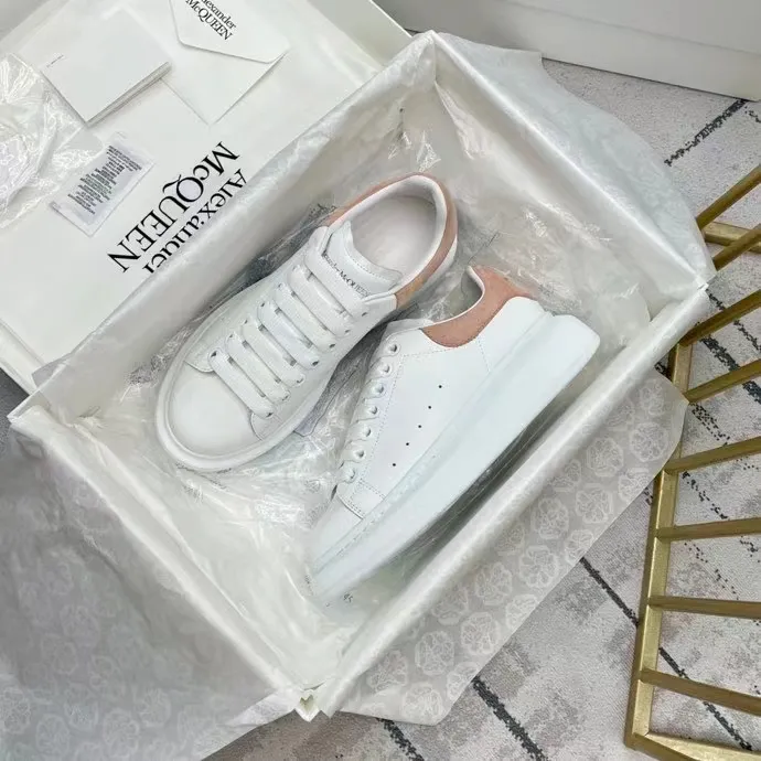 👟👟Ex-factory price 480👟👟 Alexander McQueen classic white shoes ※Original leather: A-grade imported full-grain! With particles! With fragrance! Genuine original cowhide fabric ※Inner leather material: Imported AAA grade mixed breed sheep lining! ※Leather material for foot pads: Imported AAA grade mixed-breed sheep foot pads! ※Exclusive outsole private model development! I👟👟Ex-factory price foam outsole, odorless, wear-resistant, elastic, and will never turn yellow! ※Each pair of shoes leaves the factory in strict accordance with the "five sizes in one" standard from packaging to shoes! ※The latest counter has a full set of packaging, whether you keep it for yourself or give it away, it is a quality choice! The aircraft box packaging needs to be clearly marked! ※The best classic color matching for counter models + and the number continues to increase! ※Women's clothing 35-39 ※Women's sizes 34 and 40 are custom-made and are non-returnable and non-exchangeable! ※Female sizes can be customized in half sizes, no refunds or exchanges! 36.5#, 37.5#, 38.5# ※Men's clothing 40-44 ※Men's sizes 39 and 45 are non-refundable. ※Support the same style and color to change to similar sizes!